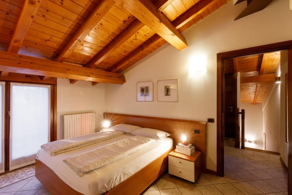 Schlafzimmer unter Holzbalken