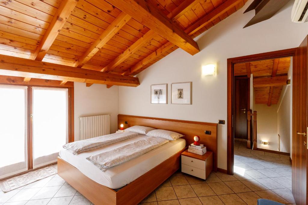 Doppelbett und angrenzendes Bad