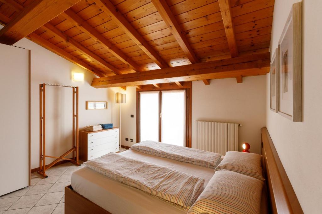 Schlafzimmer mit Zugang zur Terrasse