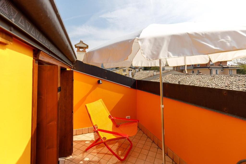 Terrasse mit Sonnenschirm